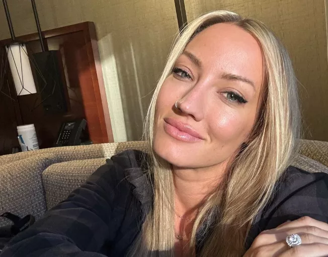 Nita Strauss célèbre ses 9 ans de sobriété