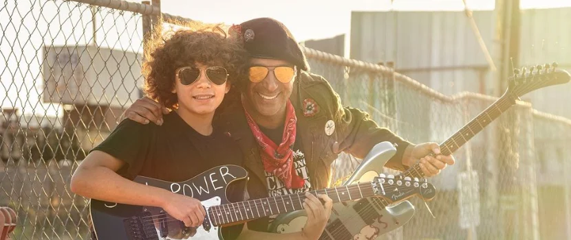 Rage Against The Machine : Tom Morello avec son fils sur "Soldier In The Army Of Love"