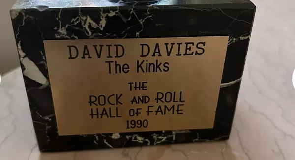 The Kinks : la plaque du Rock N'Roll Hall Of Fame en vente sur eBay