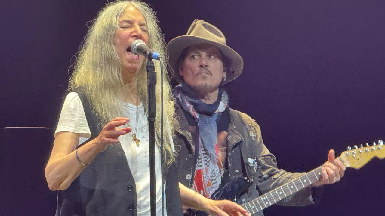 Patti Smith et Johnny Depp en duo surprise à Londres pour interpréter "People Have the Power" : Regardez la vidéo !