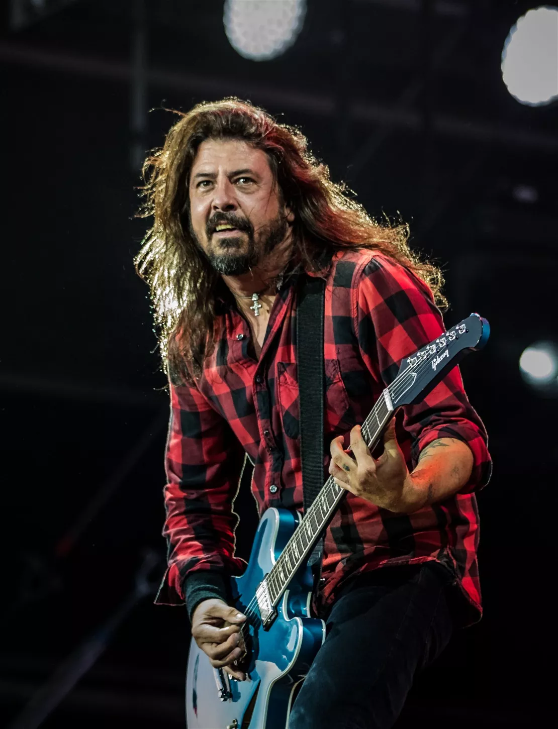 Dave Grohl (Foo Fighters) surprend ses fans sur scène