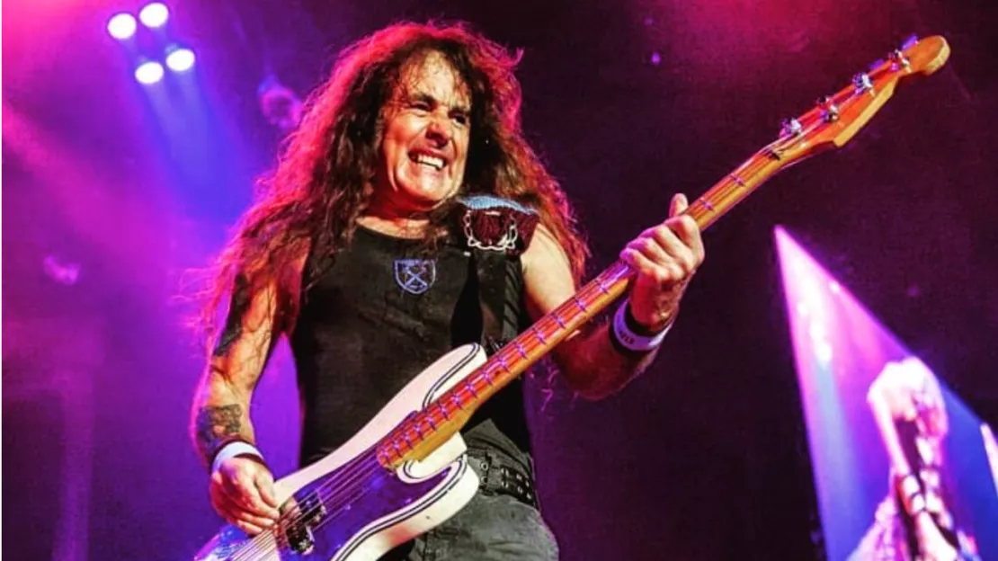 Steve Harris (Iron Maiden) enflamme un terrain de foot en Australie ! 