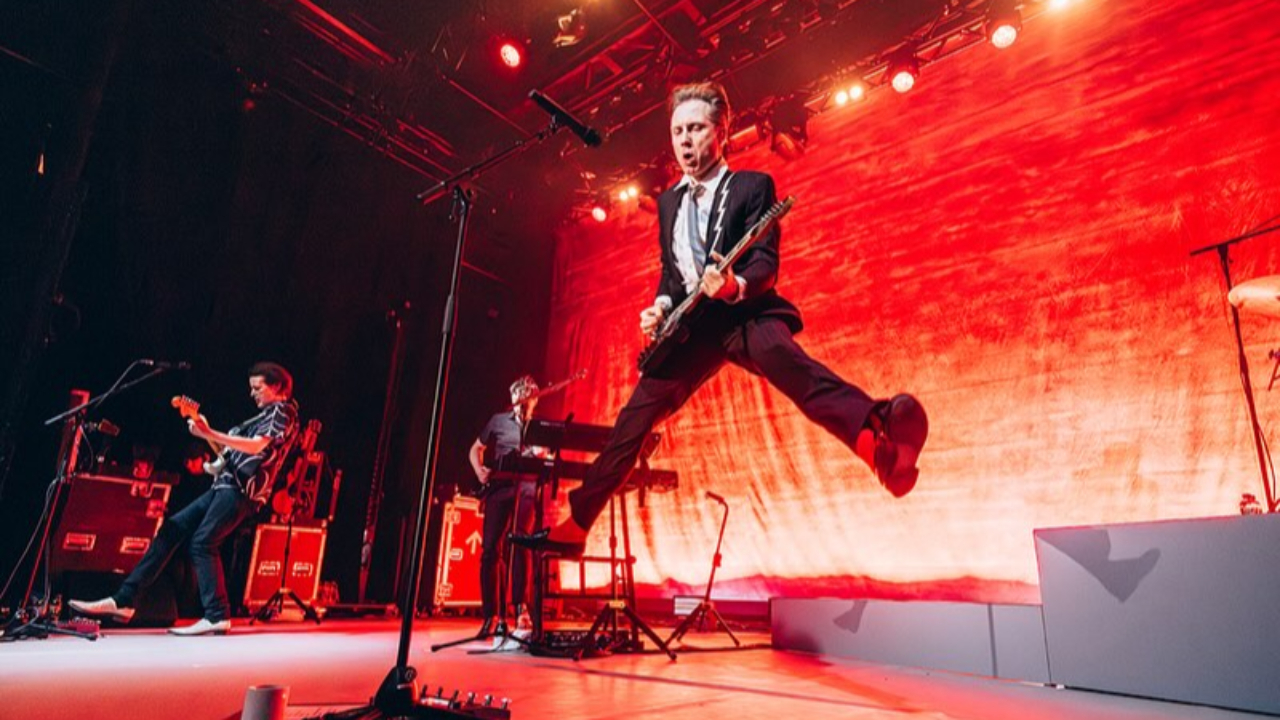 2 juin 2005 : Ce jour où Alex Kapranos se fait arrêter par la police russe croyant que c'est... un espion ! 2 juin 2005 : Ce jour où Alex Kapranos se fait arrêter par la police russe croyant que c'est... un espion !