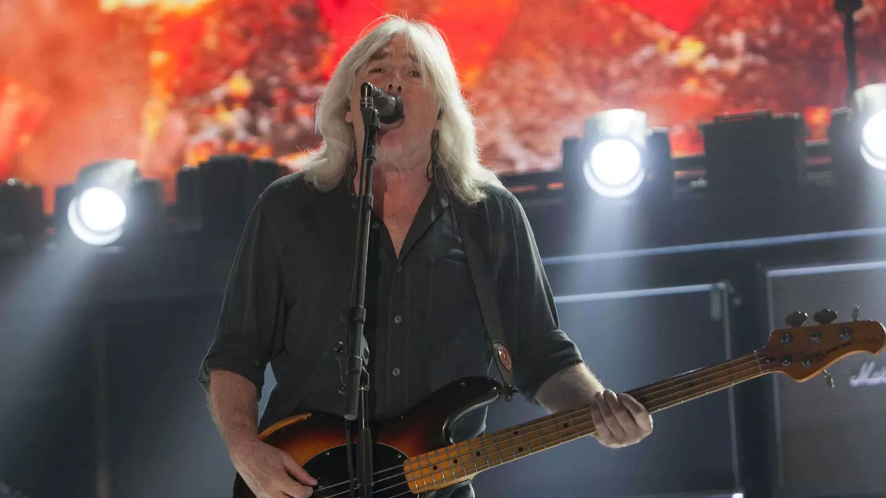 AC/DC : "Je vais perdre ce boulot"... les d&eacute;buts chaotiques de Cliff Williams au sein du groupe !