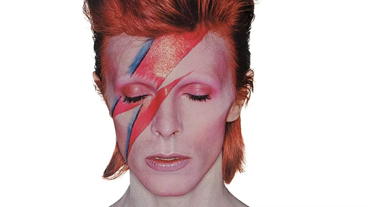 Aladdin Sane, l'histoire de l'album (et de sa pochette) qui a confirmé la polyvalence de David Bowie Aladdin Sane, l'histoire de l'album (et de sa pochette) qui a confirmé la polyvalence de David Bowie