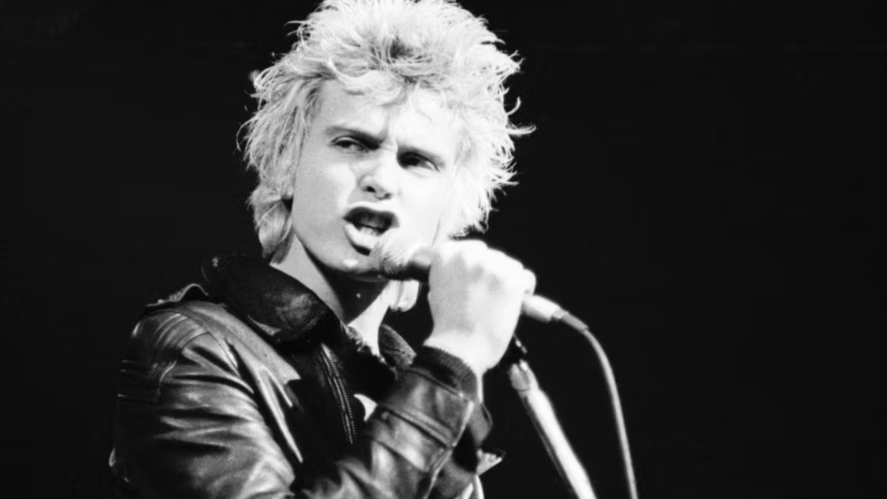 Billy Idol raconte la fois o&ugrave; il s'est pr&eacute;sent&eacute; au concert de David Bowie compl&egrave;tement couvert de vomi.