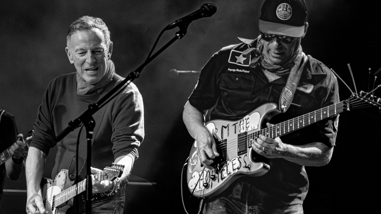 Bruce Springsteen et Tom Morello reprennent "Clampdown" de The Clash, un message politique fort !