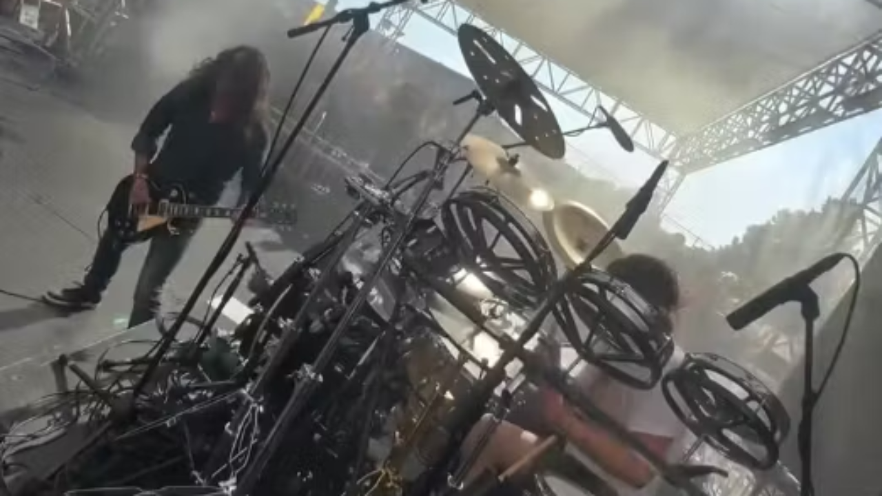 Dave Grohl a donné un concert surprise avec Chevy Metal, le groupe de Shane Hawkins, le fils de Taylor Hawkins ! Dave Grohl a donné un concert surprise avec Chevy Metal, le groupe de Shane Hawkins, le fils de Taylor Hawkins !
