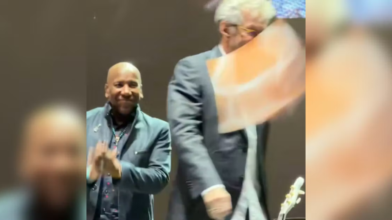 Eric Clapton a interrompu son concert &agrave; Madrid apr&egrave;s avoir &eacute;t&eacute; touch&eacute; par un disque vinyle lanc&eacute; sur sc&egrave;ne.