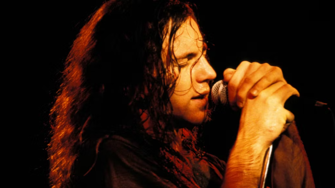 Even Flow comment l'aide apportée par Eddie Vedder à un sans-abri a donné naissance à l'un des plus grands hymnes de Pearl Jam Even Flow comment l'aide apportée par Eddie Vedder à un sans-abri a donné naissance à l'un des plus grands hymnes de Pearl Jam