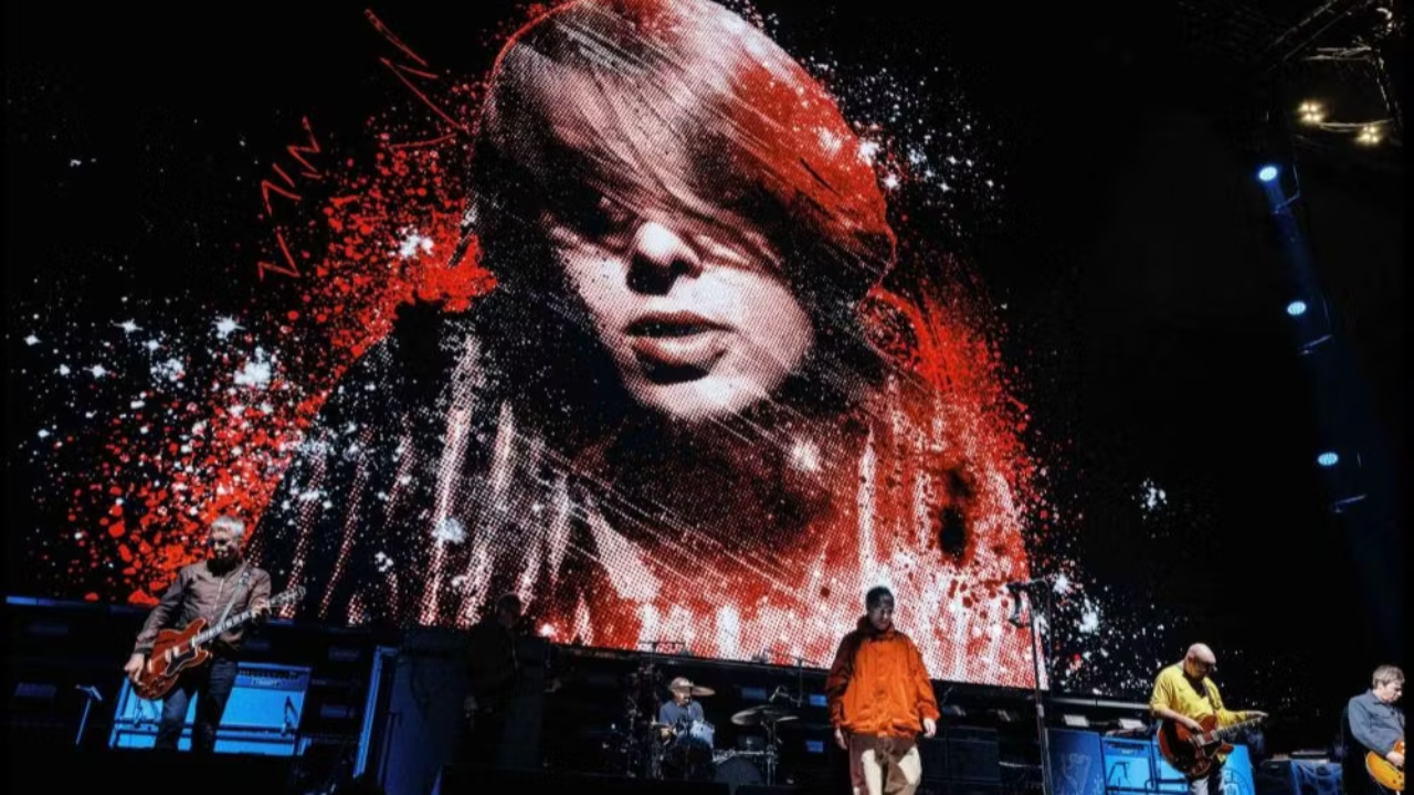 Gary « Mani » Mounfield annonce le concert caritatif « Manichester ». Parmi les artistes présents, on retrouve également les frères Gallagher, les Stone Roses, Johnny Marr et Peter Hook. Gary « Mani » Mounfield annonce le concert caritatif « Manichester ». Parmi les artistes présents, on retrouve également les frères Gallagher, les Stone Roses, Johnny Marr et Peter Hook.