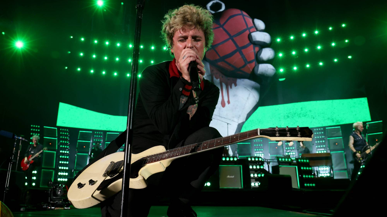 Green Day : Billie Joe Armstrong fait monter un fan sur scène, puis le dégage après qu'il ait joué "Wonderwall" d'Oasis Green Day : Billie Joe Armstrong fait monter un fan sur scène, puis le dégage après qu'il ait joué "Wonderwall" d'Oasis