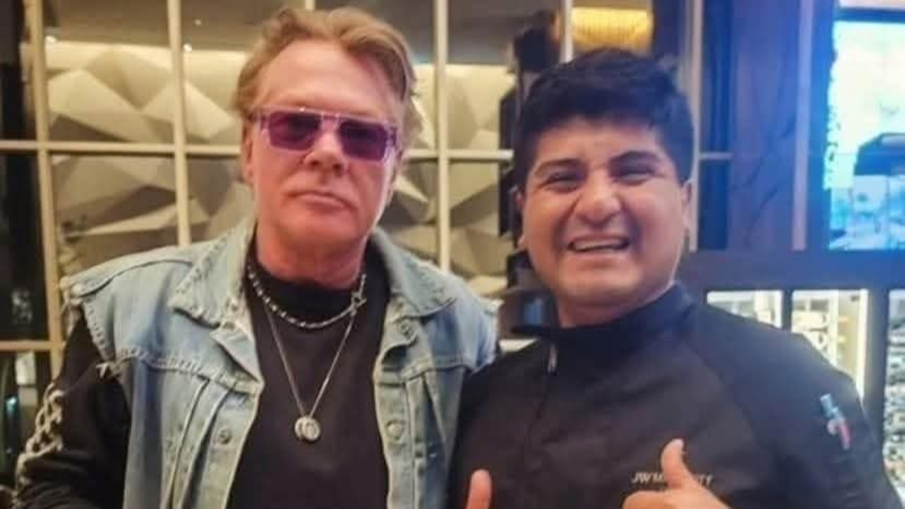 Il prend une photo avec Axl Rose… et se fait virer juste après !