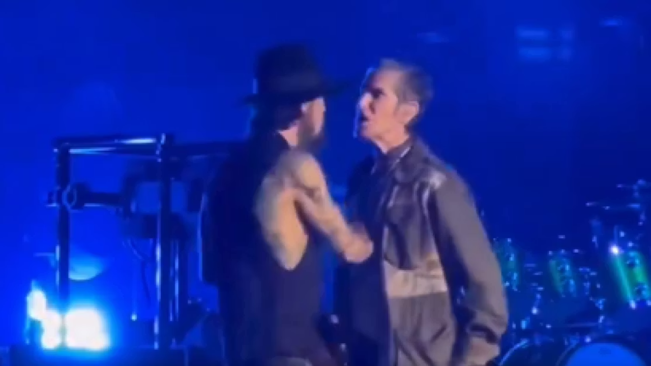 Jane's Addiction et Perry Farrell présentent leurs excuses aux fans sur les réseaux sociaux : « Nous sommes réunis une dernière fois. » Jane's Addiction et Perry Farrell présentent leurs excuses aux fans sur les réseaux sociaux : « Nous sommes réunis une dernière fois. »