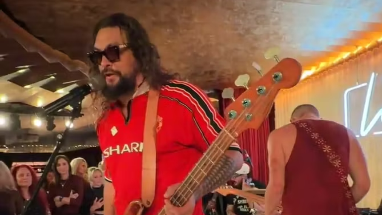 Jason Momoa a interpr&eacute;t&eacute; une chanson d'Oasis lors d'un concert avec son groupe &agrave; Manchester !