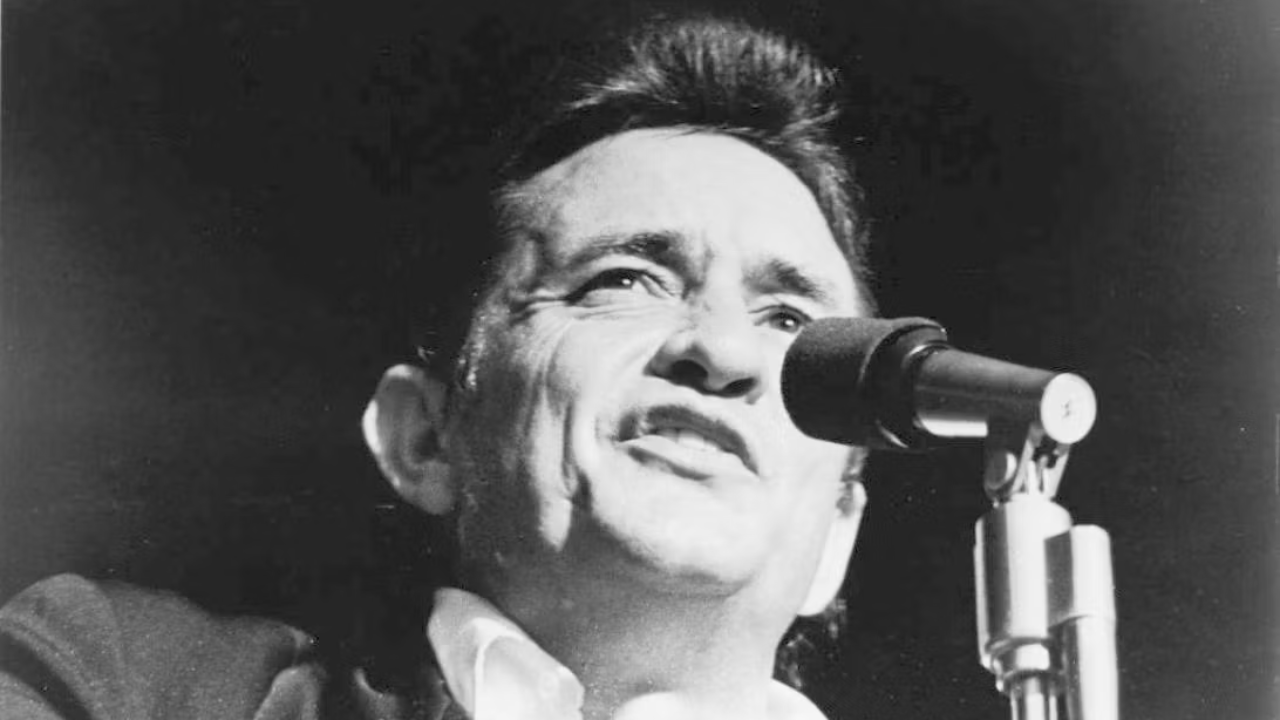 Johnny Cash, le jour où il a enregistré le concert à la prison de San Quentin (et pris la photo historique avec le majeur levé) Johnny Cash, le jour où il a enregistré le concert à la prison de San Quentin (et pris la photo historique avec le majeur levé)