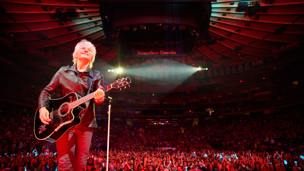 Jon Bon Jovi obligé d'arrêter son concert en plein show ! Jon Bon Jovi obligé d'arrêter son concert en plein show !