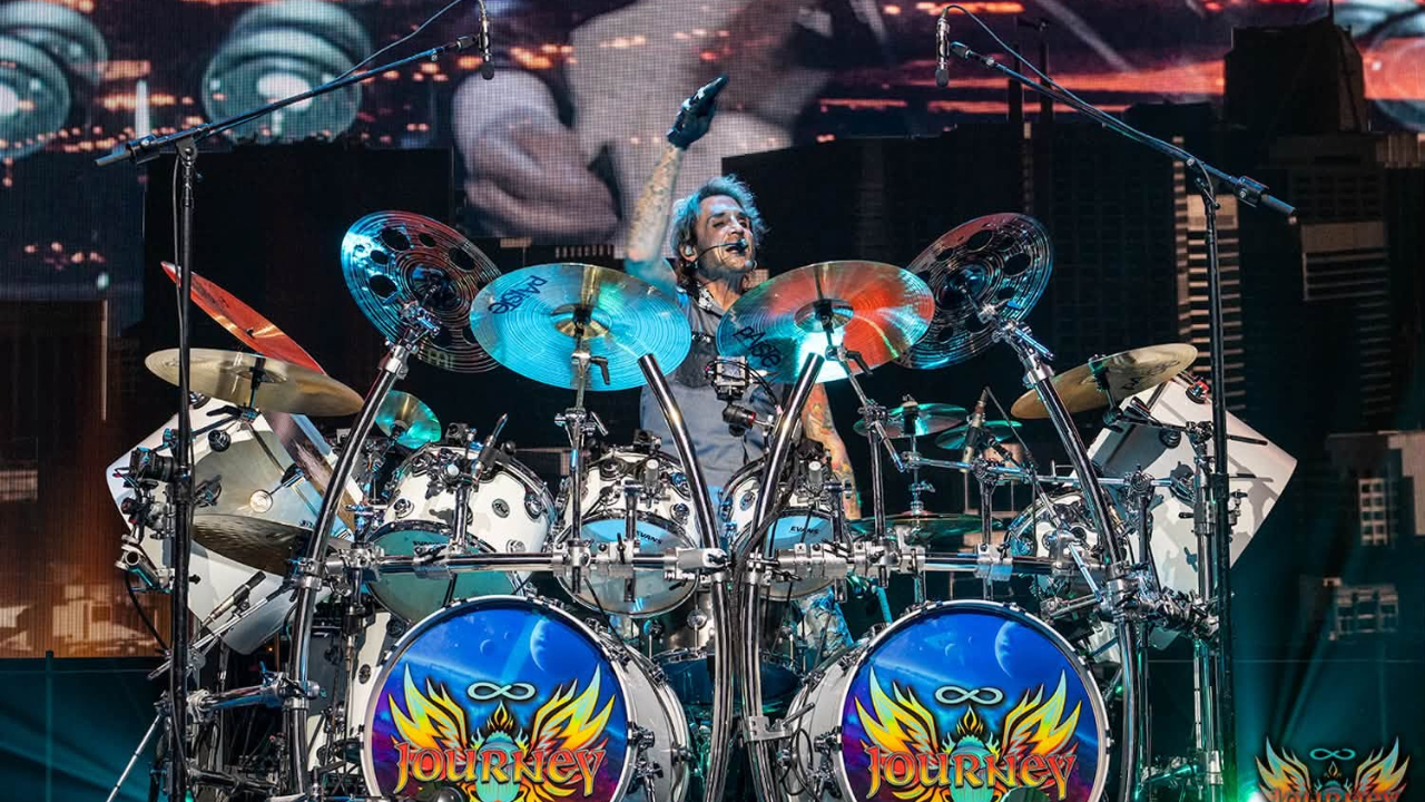 Journey : le batteur hospitalisé en plein concert, son technicien appelé en urgence pour le remplacer Journey : le batteur hospitalisé en plein concert, son technicien appelé en urgence pour le remplacer