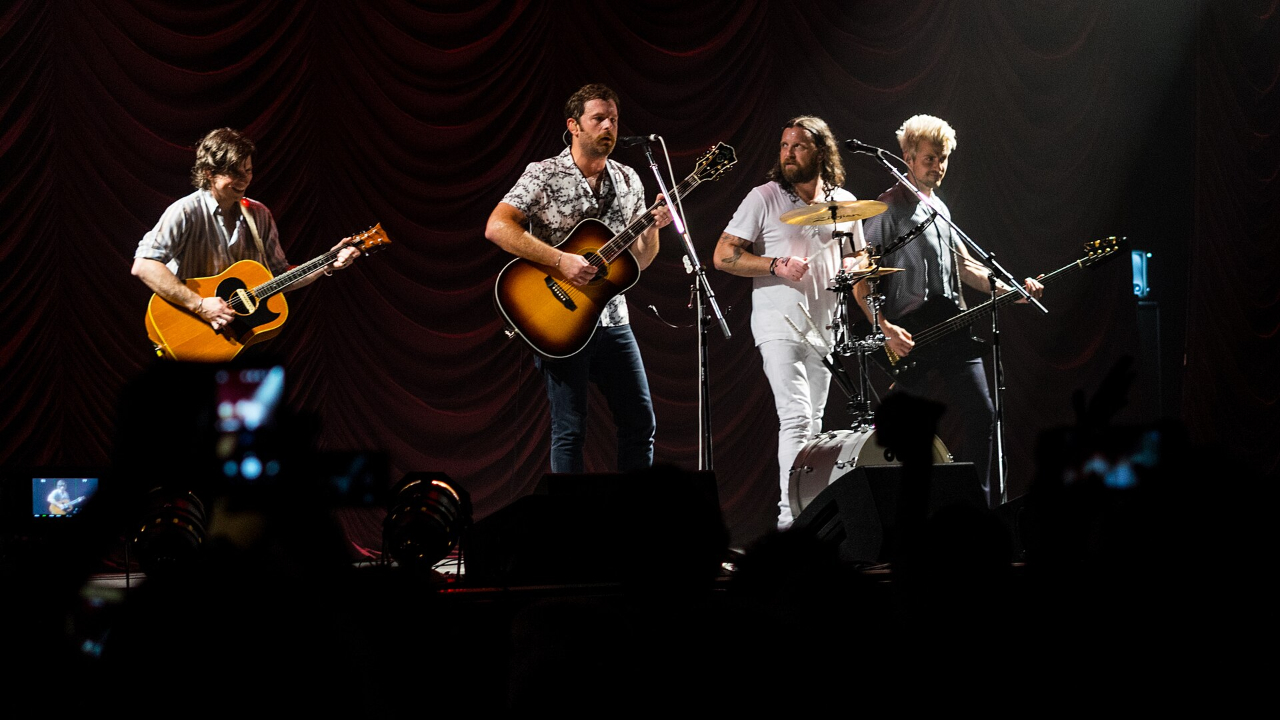 Kings of Leon : « Cold Blue Dawn », un nouveau single tourné vers le ciel Kings of Leon : « Cold Blue Dawn », un nouveau single tourné vers le ciel