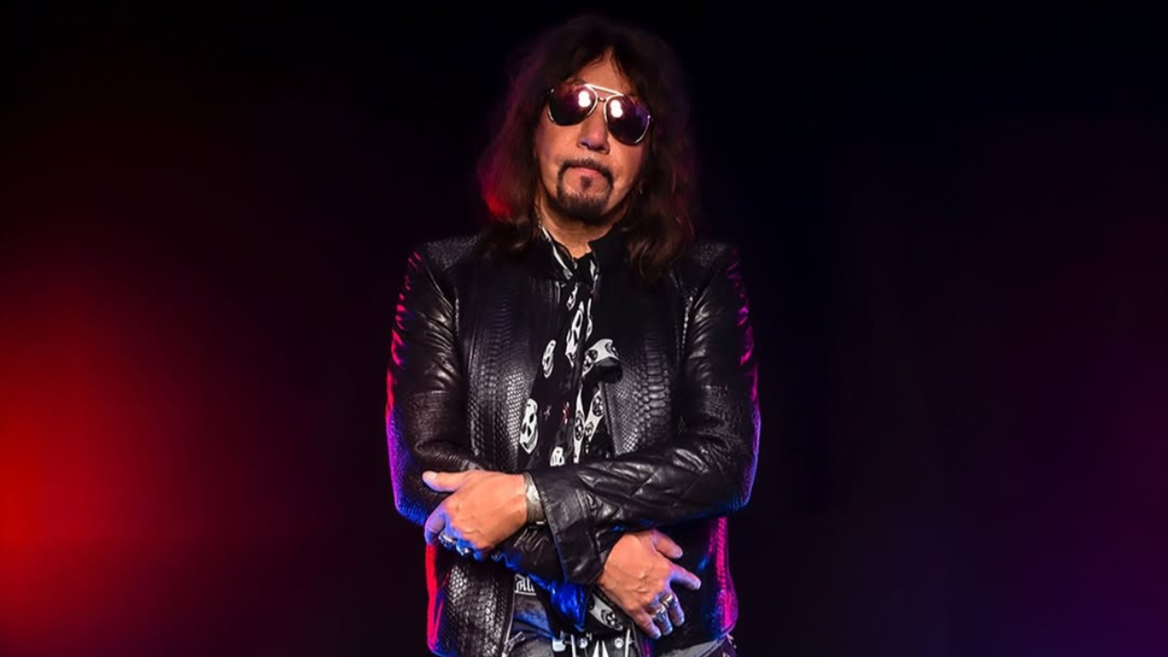 Kiss : Ace Frehley bientôt astronaute d'honneur à la NASA ? Une pétition est lancé ! Kiss : Ace Frehley bientôt astronaute d'honneur à la NASA ? Une pétition est lancé !