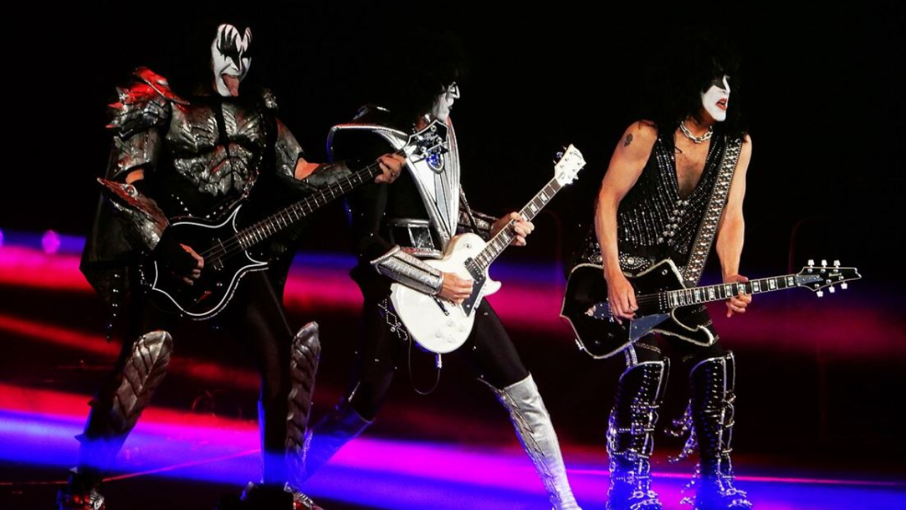 Kiss programme un concert sans maquillage, et Gene Simmons en annule 17