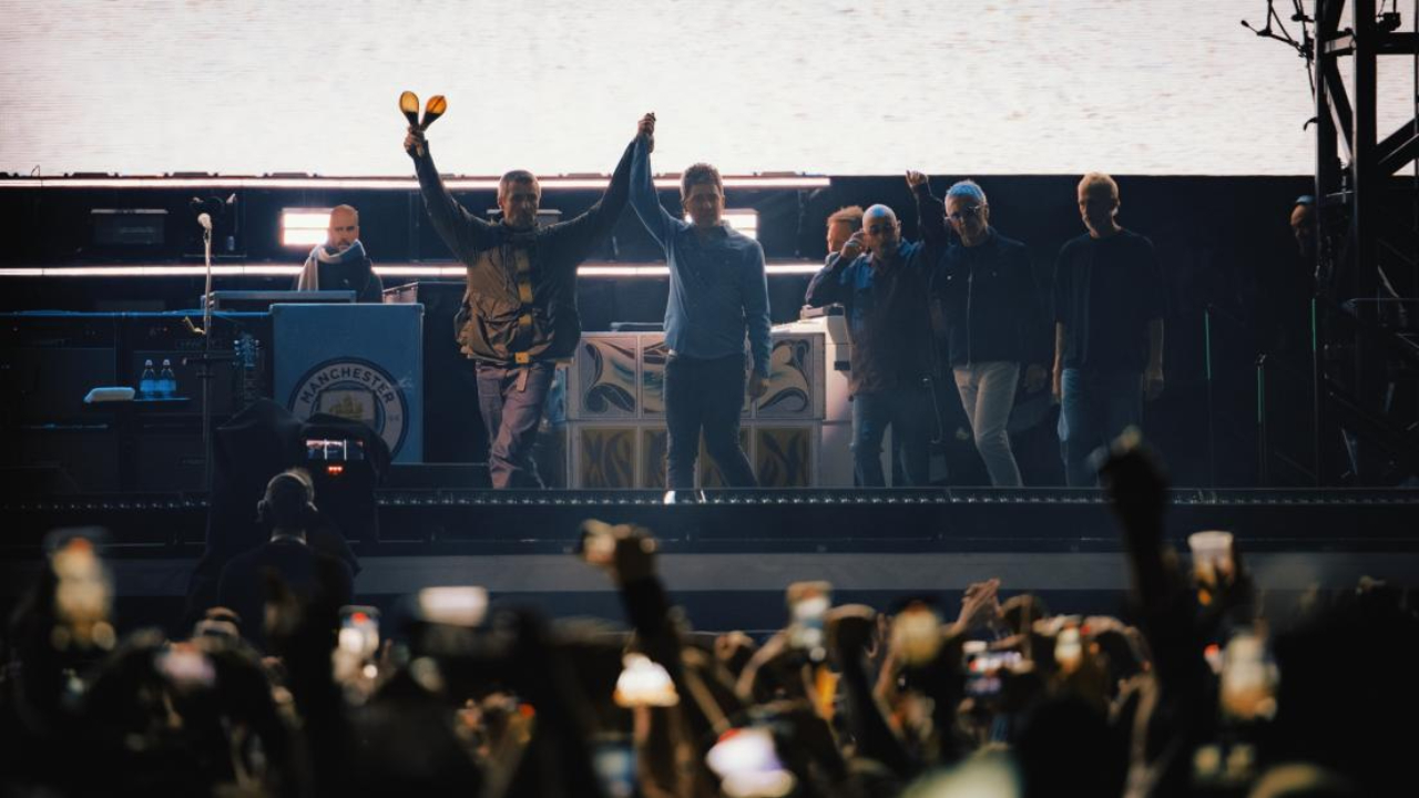 Oasis : Après 16 ans d'absence, le groupe signe son retour à Cardiff pour un concert plein de nostalgie ! Oasis : Après 16 ans d'absence, le groupe signe son retour à Cardiff pour un concert plein de nostalgie !