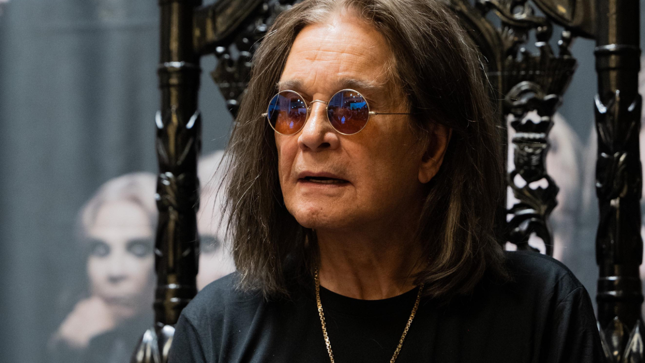 Ozzy Osbourne a peur de "mourir dans une chambre d'hôtel quelque part" Ozzy Osbourne a peur de "mourir dans une chambre d'hôtel quelque part"