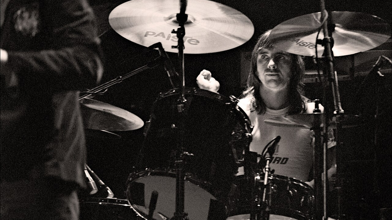 Phil Rudd : le batteur invisible qui est la v&eacute;ritable colonne vert&eacute;brale d&rsquo;AC/DC