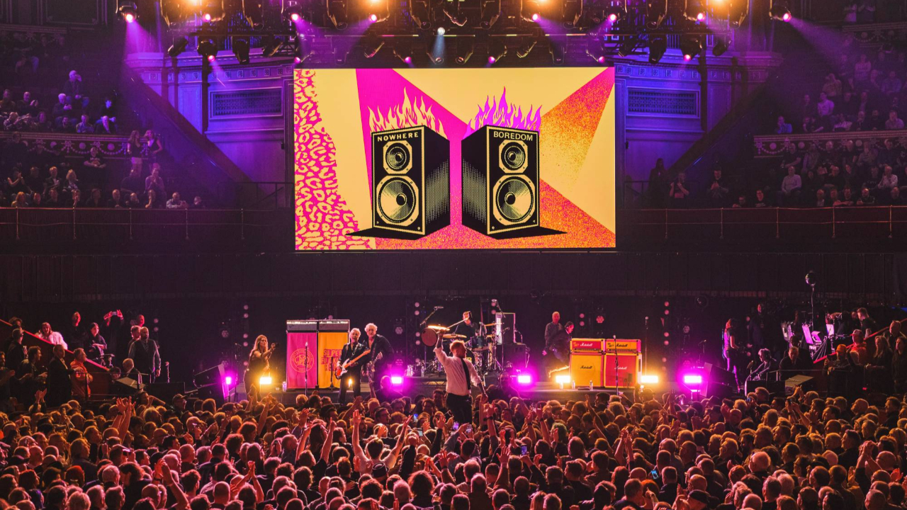 Quand les Sex Pistols provoquent un circle pit dans un lieu complètement improbable Quand les Sex Pistols provoquent un circle pit dans un lieu complètement improbable