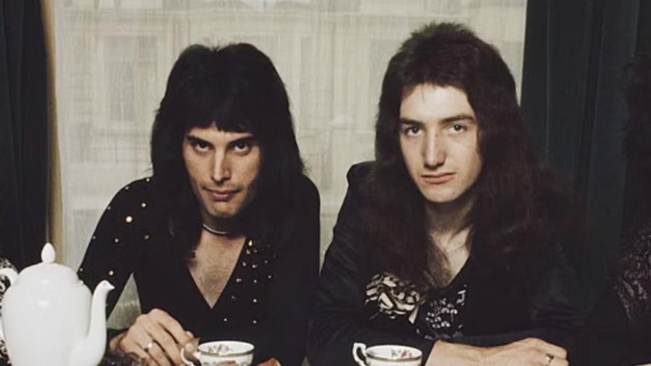 Queen, la v&eacute;ritable histoire de You're My Best Friend, le premier chef-d'&oelig;uvre de John Deacon : &laquo; Il l'a &eacute;crite tout en apprenant &agrave; la jouer. &raquo;