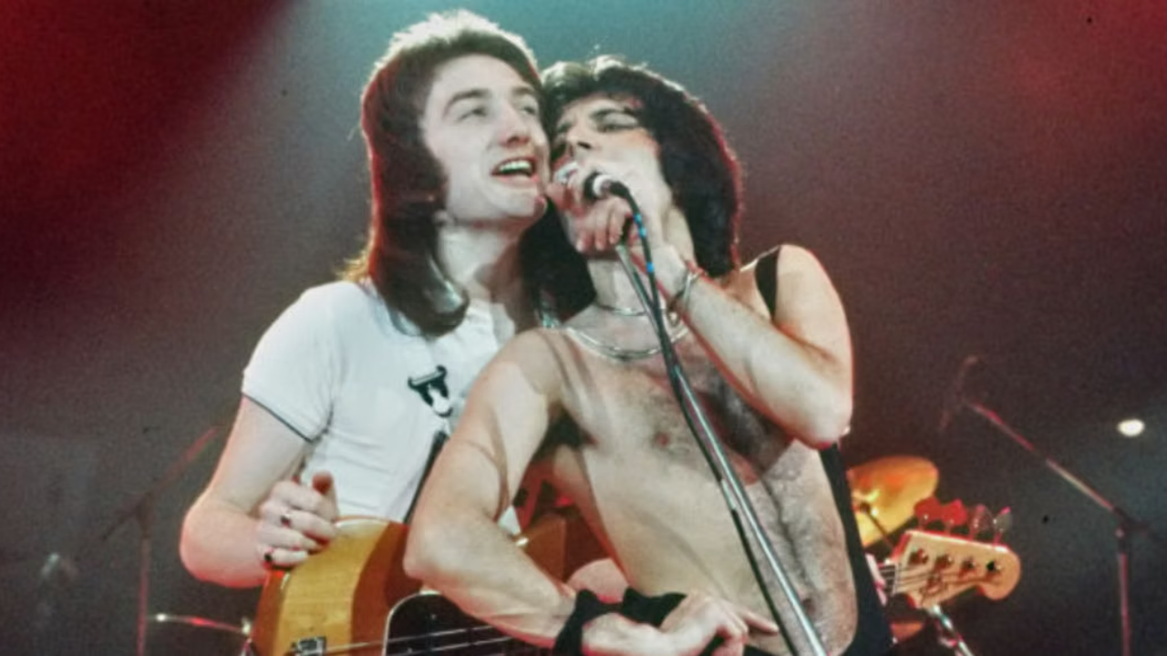 Queen, le r&eacute;cit du premier concert du groupe avec John Deacon. Brian May : &laquo; Il a apport&eacute; l&rsquo;&eacute;quilibre. &raquo;