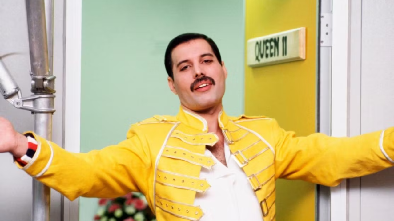 Queen : Plus de 30 ans apr&egrave;s sa disparition, Freddie Mercury continue d'offrir des cadeaux de No&euml;l &agrave; ses proches.
