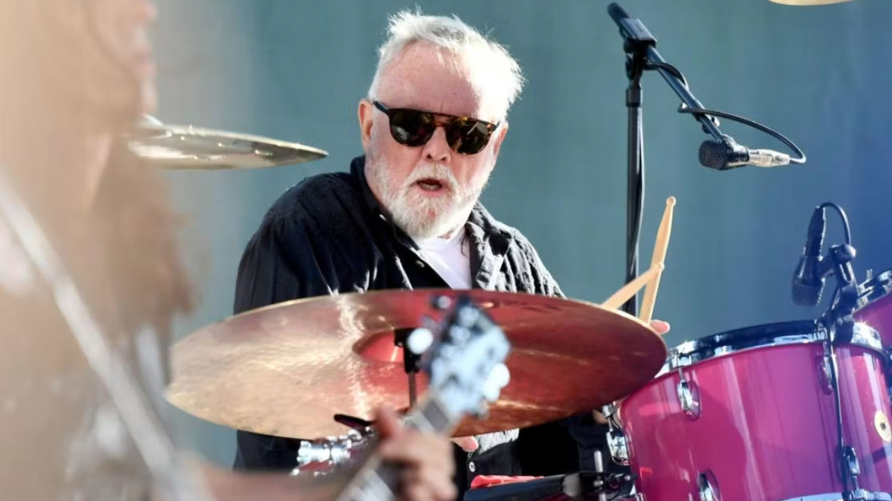 Queen : Roger Taylor a sorti à la surprise générale « Chumps », une nouvelle chanson engagée. Queen : Roger Taylor a sorti à la surprise générale « Chumps », une nouvelle chanson engagée.