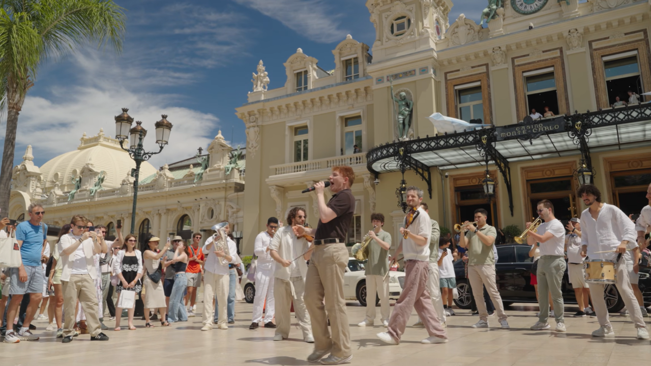 Queen : un incroyable flashmob en plein Monaco fait le buzz