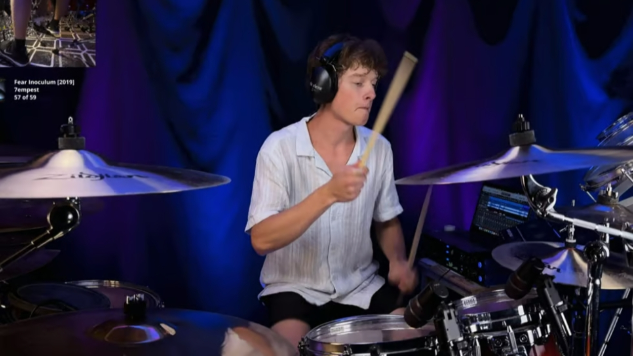 Record : Un jeune batteur de 19 ans joue tout une discographie d'un groupe mythique pendant 7 heures ! Record : Un jeune batteur de 19 ans joue tout une discographie d'un groupe mythique pendant 7 heures !