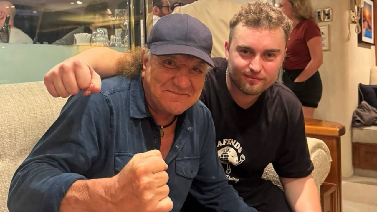 Sam Fender révèle que Brian Johnson (AC/DC) a sauvé sa carrière ! Sam Fender révèle que Brian Johnson (AC/DC) a sauvé sa carrière !