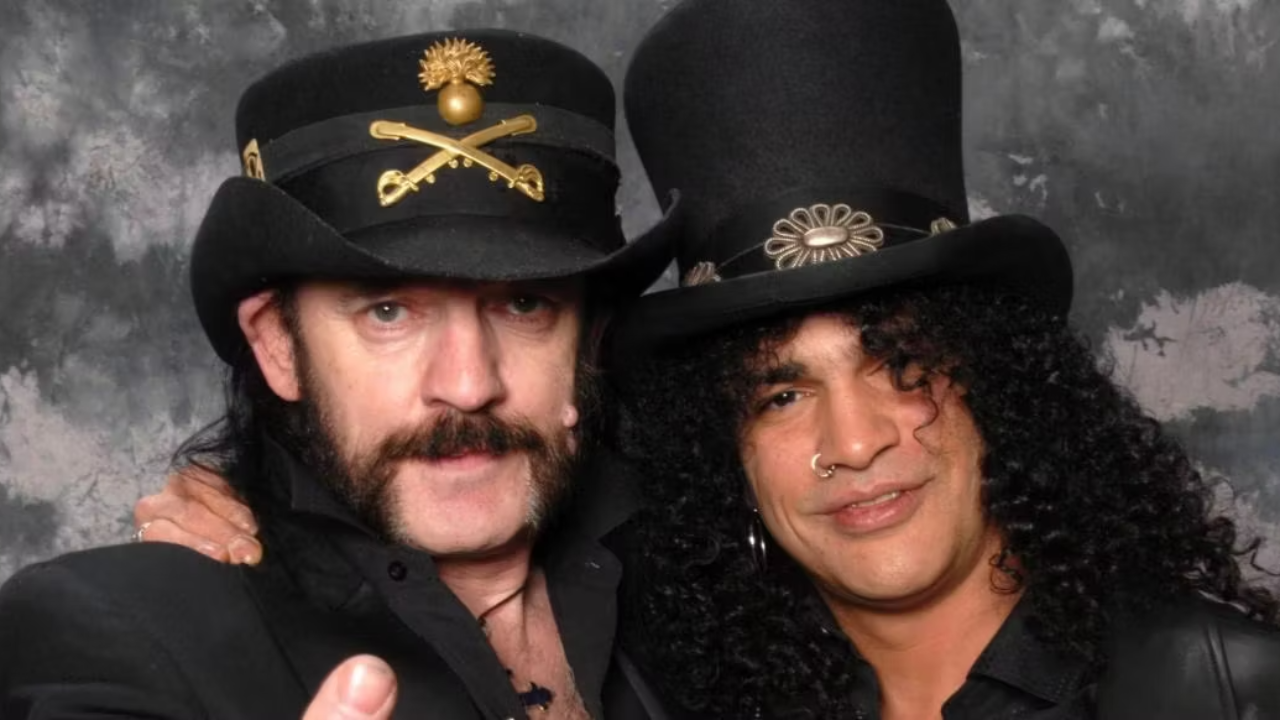 Slash raconte sa premi&egrave;re rencontre &laquo; absurde &raquo; avec Lemmy Kilmister : &laquo; Il a dragu&eacute; ma copine ! &raquo;