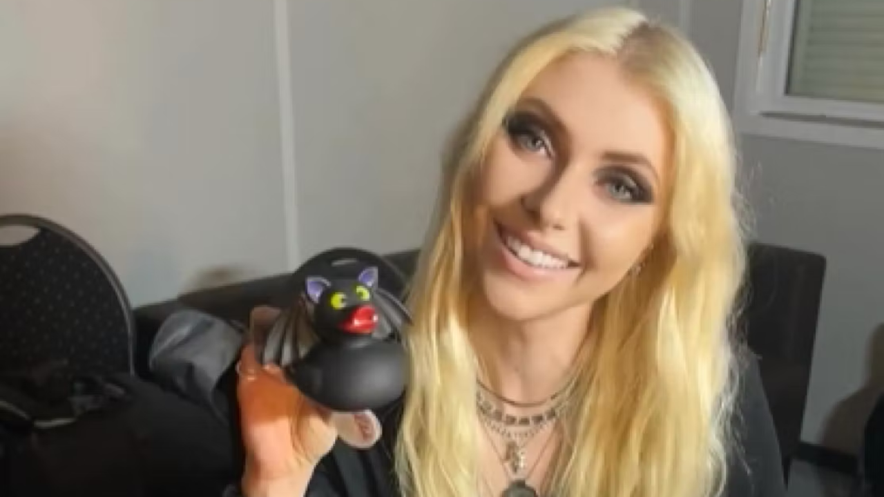 Taylor Momsen : &laquo; AC/DC m'a surnomm&eacute;e Batgirl. Ils ont m&ecirc;me organis&eacute; ma f&ecirc;te d'anniversaire sur ce th&egrave;me. &raquo;