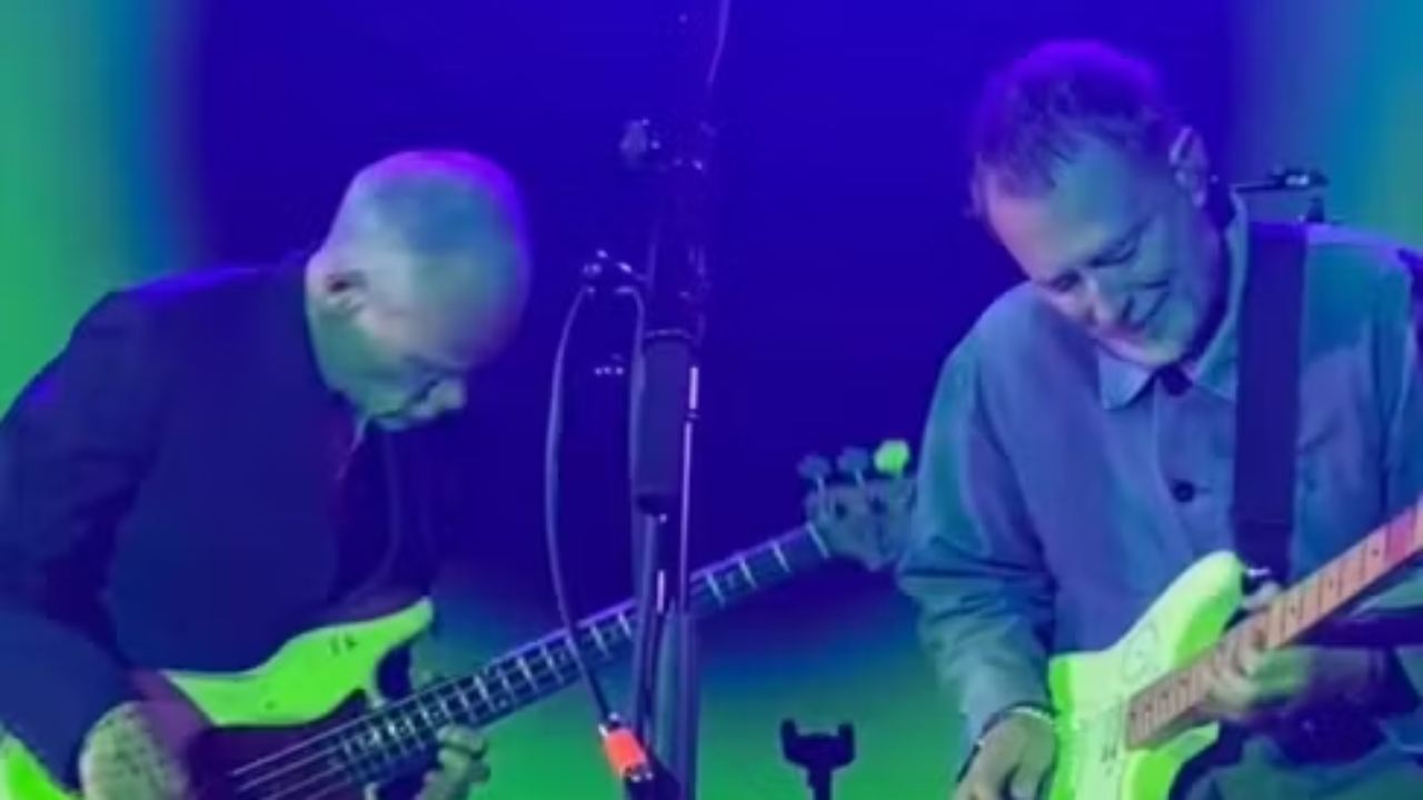 Thom Yorke présent sur scène avec Flea des Red Hot Chili Peppers lors d'un concert à Londres. Thom Yorke présent sur scène avec Flea des Red Hot Chili Peppers lors d'un concert à Londres.