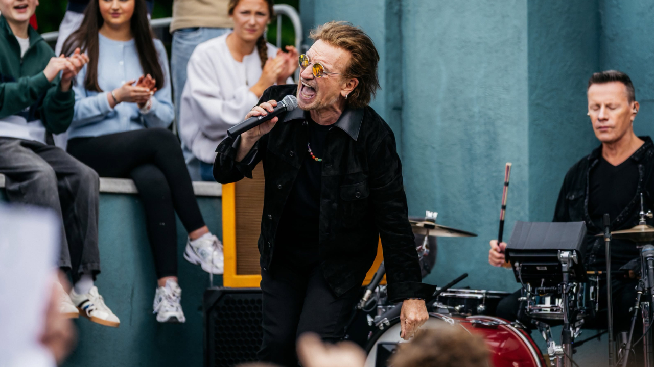 U2 : Bono a &eacute;crit une chanson pour Rosal&iacute;a, la chanteuse raconte leur surprenant &eacute;change