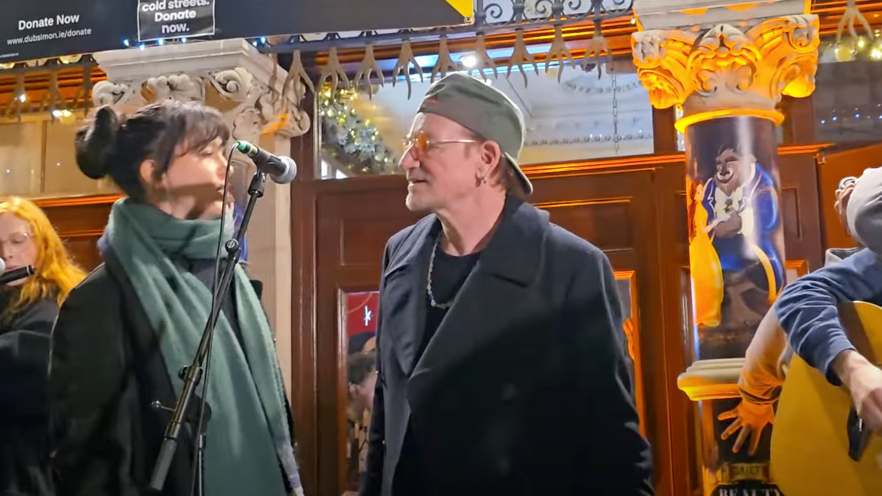 U2 : Bono encore pr&eacute;sent pour la bonne cause lors d'un concert de No&euml;l &agrave; Dublin !