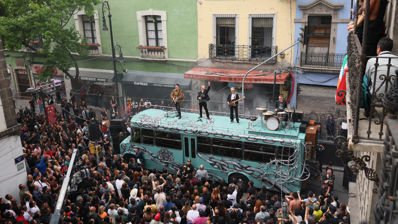 U2 : Le groupe a tourn&eacute; le clip de son nouveau single, &laquo; Street of Dreams &raquo;, sur le toit d'un bus &agrave; Mexico.