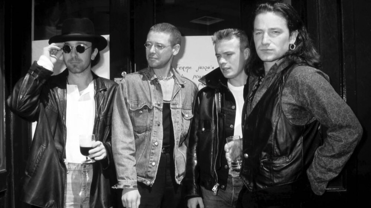 U2 offre une performance acoustique compl&egrave;te de son concert pour c&eacute;l&eacute;brer le Woody Guthrie Prize 2025