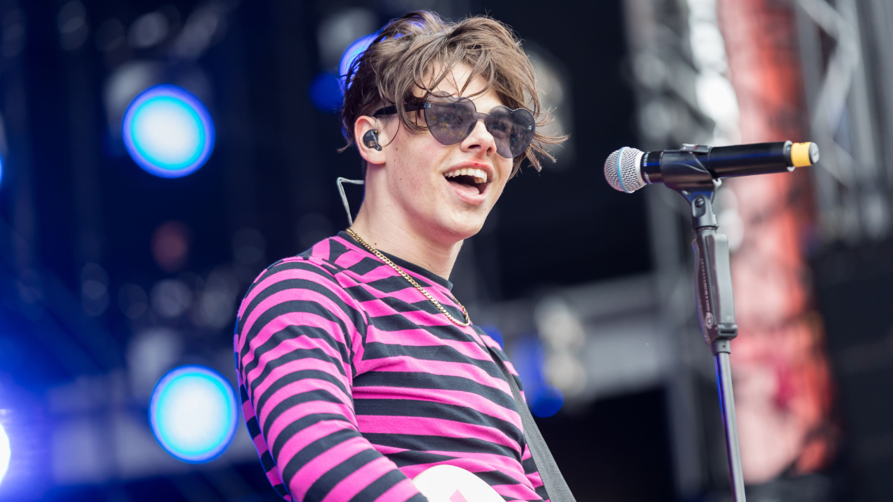 Yungblud : Le rockeur anglais mobilise ses fans pour les enfants victimes de guerre Yungblud : Le rockeur anglais mobilise ses fans pour les enfants victimes de guerre