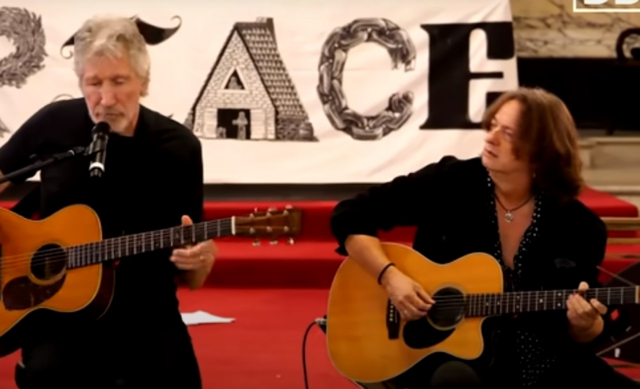 Roger Waters reprend les Pink Floyd dans une église ! Roger Waters reprend les Pink Floyd dans une église !