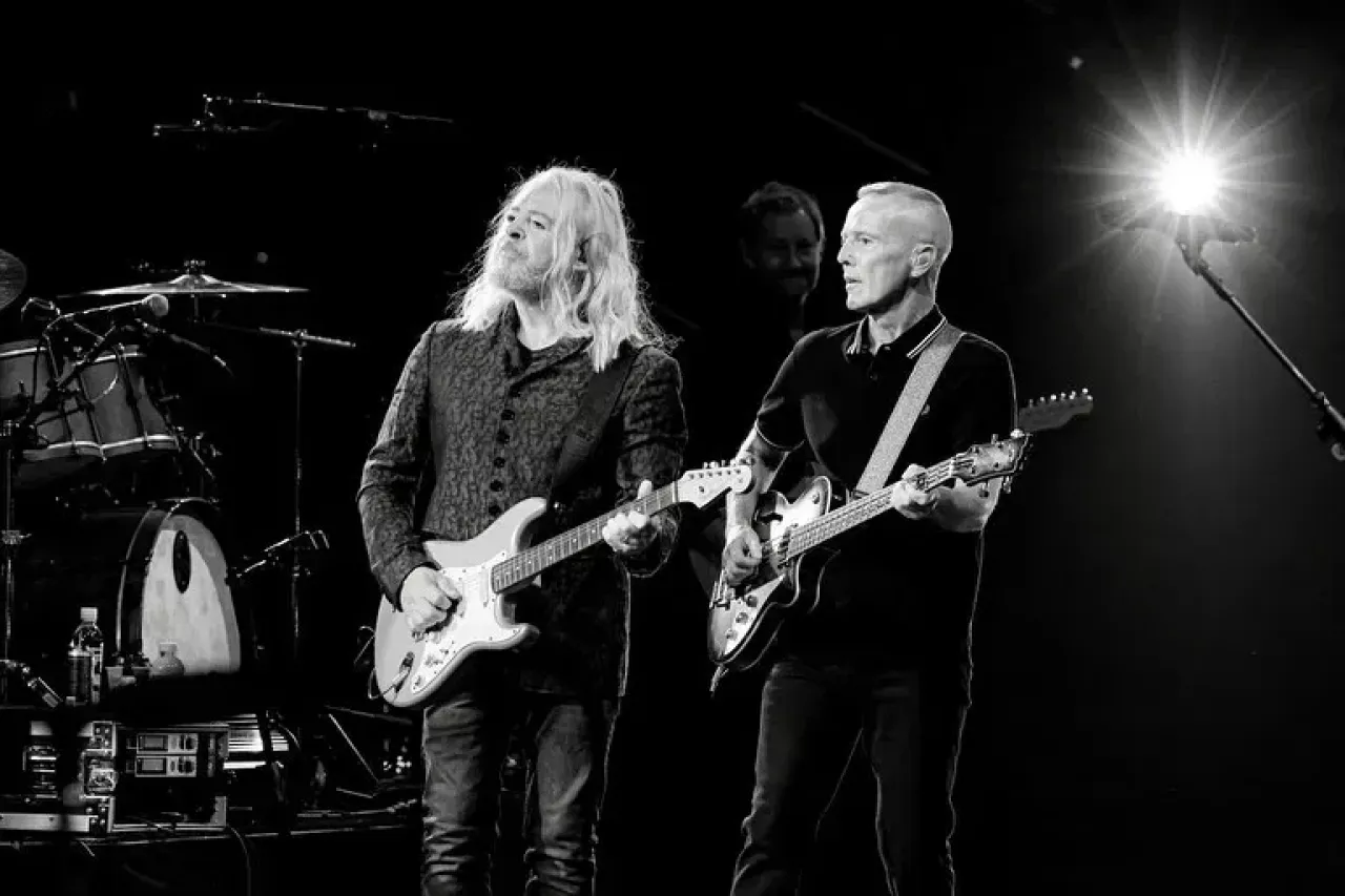 Tears For Fears se justifie auprès de ses fans après la polémique sur la pochette d'album Tears For Fears se justifie auprès de ses fans après la polémique sur la pochette d'album