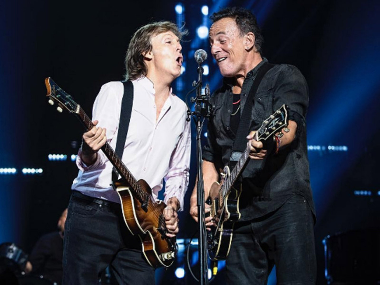 Paul McCartney remet un prix à Bruce Springsteen Paul McCartney remet un prix à Bruce Springsteen