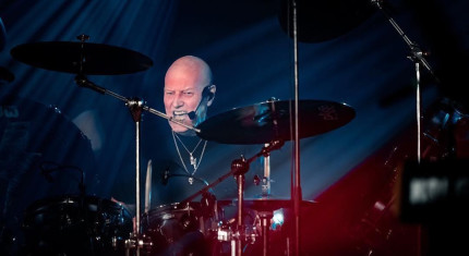 Chris Slade (AC/DC) : après le retour de Phil Rudd, il s'est senti "très stupide"