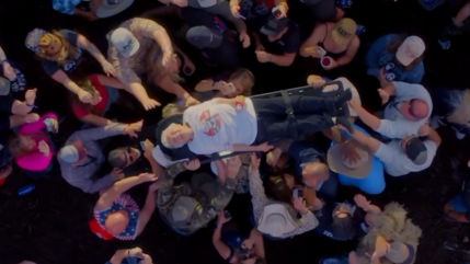 &Agrave; 99 ans, elle entre dans le Guinness des records apr&egrave;s un crowd surfing de folie