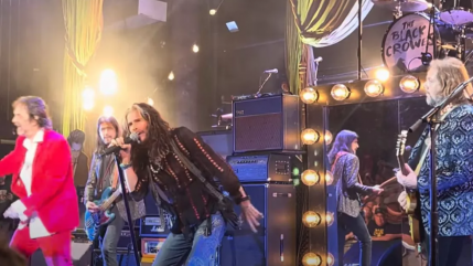 Aerosmith : Steven Tyler sur scène pour la bonne cause, le groupe bientôt de retour ? Aerosmith : Steven Tyler sur scène pour la bonne cause, le groupe bientôt de retour ?